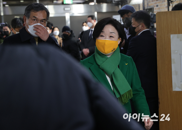 정의당 심상정 대선후보와 배우자 이승배씨가 3일 오후 서울 여의도 KBS 공개홀에서 열린 방송 3사 합동 초청 2022 대선후보 토론에 참석 하고 있다. [사진=국회사진취재단]