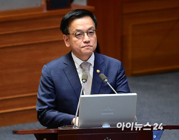 최상목 대통령 권한대행 부총리 겸 기획재정부 장관이 13일 오후 서울 여의도 국회 본회의장에서 열린 제422회 국회(임시회) 제5차 본회의 경제 분야 대정부질문에서 박지원 더불어민주당 의원의 질의에 답변하고 있다. [사진=정소희 기자]