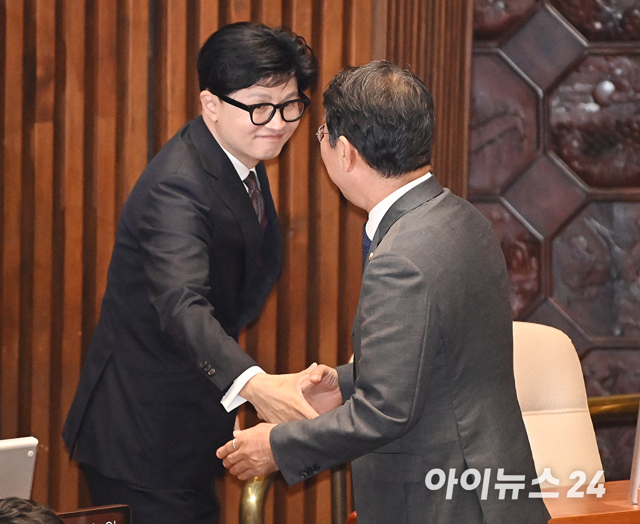 법무부 장관 후보인 김승원 더불어민주당 의원과 한동훈 무소속 의원이 1일 서울 여의도 국회에서 열린 제439회국회(정기회) 개회식에서 인사하고 있다. [사진=곽영래 기자]