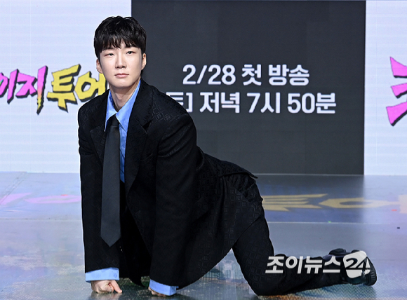 위너 이승훈이 27일 오후 서울 마포구 상암동 쇼킹케이팝센터에서 열린 ENA '크레이지 투어'의 제작발표회에서 포즈를 취하고 있다. [사진=곽영래 기자]