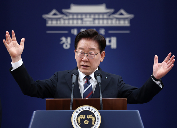 이재명 대통령이 19일 청와대 춘추관에서 열린 G7 참석&middot;유럽 순방 결과 브리핑에서 취재진 질문에 답하고 있다. 2026.6.19 [사진=연합뉴스]