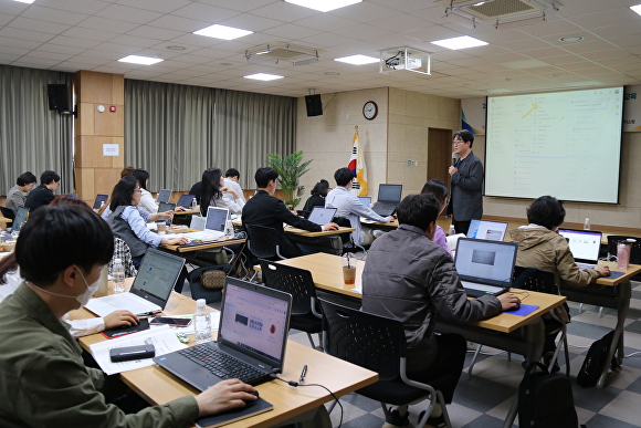 전라남도가 사회복지시설 종사자 역량강화 교육을 하고 있다. [사진=전남도]