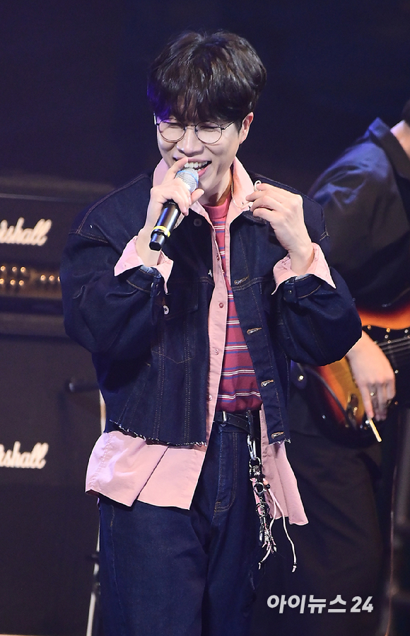 21일 서울 송파구 서울특별시교육청 학생체육관에서 '2026 JOY콘서트 - 보이스 오브 스프링(Voice of spring)'이 열렸다. 밴드 엔플라잉, 소란, 에이엠피가 멋진 무대를 선보이고 있다. [사진=정소희 기자]