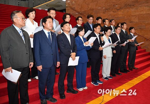 더불어민주당 초선 의원들이 3일 오후 서울 여의도 국회 로텐더 홀에서 국민의힘 나경원 의원 초선의원 비하발언 규탄 성명을 발표하고 있다. [사진=곽영래 기자]