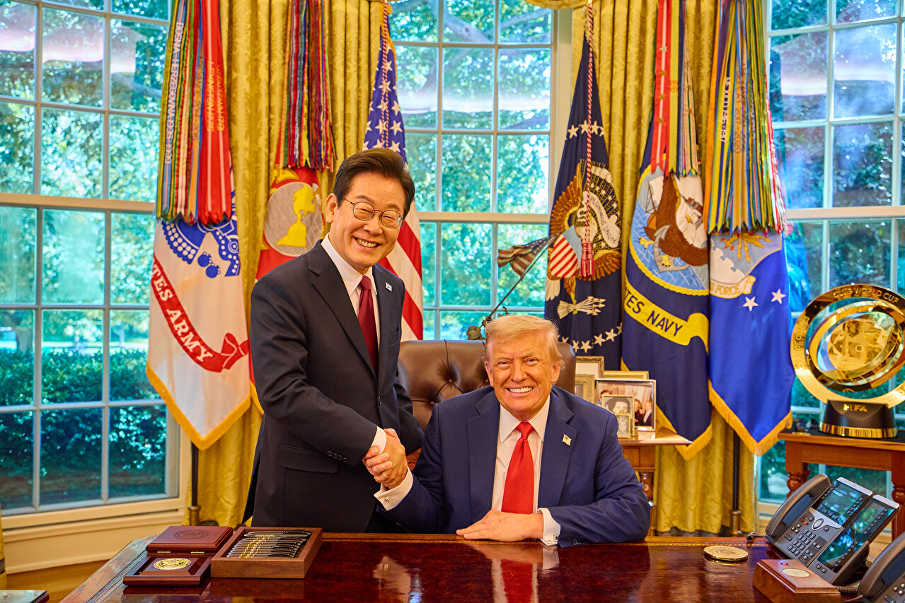 이재명 대통령이 25일(현지시간) 미국 워싱턴DC 백악관 오벌오피스에서 열린 한미 정상회담뒤 도널드 트럼프 미국 대통령과 악수하며 미소짓고 있다. 2025.8.26 [공동취재] [사진=연합뉴스]