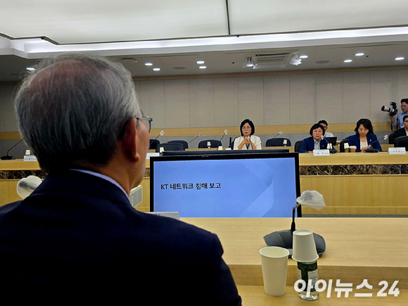 국회 과학기술정보방송통신위원회 소속 더불어민주당, 조국혁신당 의원들이 KT 소액결제 침해사고와 관련해 19일 오후 우면동 KT연구개발센터를 방문해 현장조사에 나섰다. 사진은 김영섭 KT 대표(왼쪽)가 김현 과방위 여당 간사의 모두발언을 경청하고 있는 모습. [사진=안세준 기자]