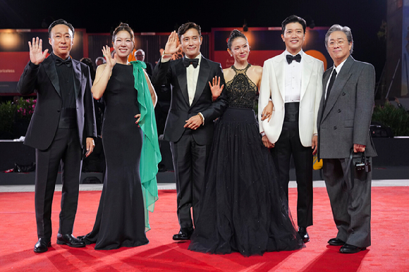 제82회 베네치아영화제가 열리고 있는 이탈리아 베네치아 리도섬의 살라 그란데 극장에서 영화 '어쩔수가없다' 프리미어 상영회가 29일(현지시간) 개최됐다. (왼쪽부터) 감독 박찬욱, 배우 박희순, 손예진, 이병헌, 염혜란, 이성민이 포즈를 취하고 있다. 2025.08.29. [사진=AP 연합뉴스]