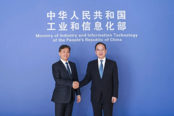 (왼쪽부터) 곽노정 SK하이닉스 대표이사 사장과 리러청 산업정보부 장관이 23일 중국 베이징에서 만나 기념사진을 찍고 있다. [사진=중국 공업정보화부 홈페이지]