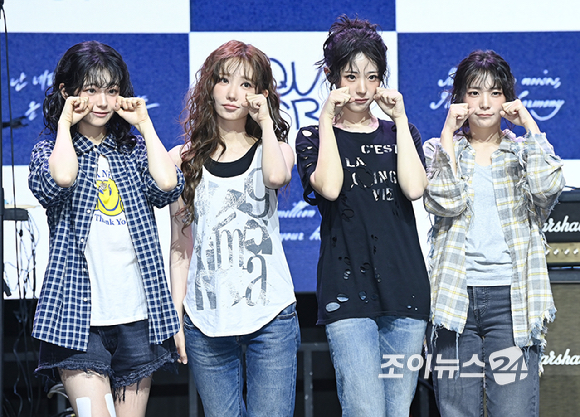 걸밴드 QWER(큐더블유이알)이 9일 오후 서울 서대문구 예스24 원더로크홀에서 열린 미니 3집 발매 기념 미디어 쇼케이스에서 포토타임을 갖고 있다. [사진=곽영래 기자]