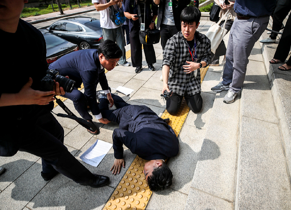 장경태 더불어민주당 최고위원이14일 경기 과천시 정부과천청사 방송통신위원회에서 방통위의 일방적인 운영 및 김효재 방통위원의 위법행위에 대한 항의 방문해 성명서를 읽던 도중 쓰러져 있다. [사진=뉴시스]