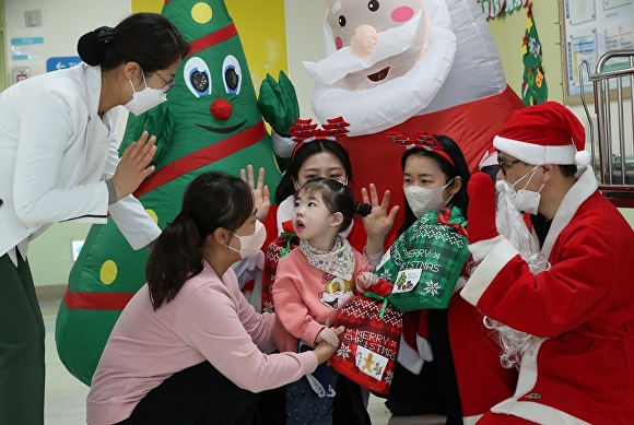 대전성모병원 사회사업파트가 ‘34회 테마가 있는 소아병동 놀이마당-산타와 함께하는 크리스마스 선물나누기’ 행사를 진행하고 있다.[사진=대전성모병원]