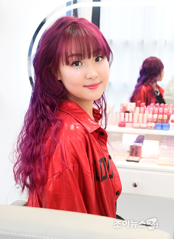 크리에이터 춤추는나율이 15일 서울 성수동 통일타워에 위치한 '케이팝 아케이드'(KPOP ARCADE)에 방문해 대표 프로그램 '비 더 아이돌'(Be The IDOL) 클래스 메이크업 체험을 하고 있다. [사진=정소희 기자]