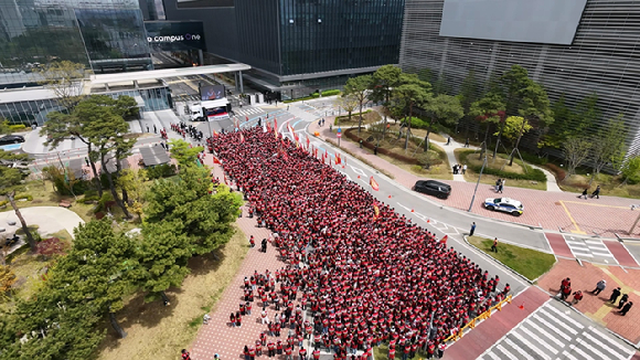 삼성전자 노조 조합원 4만 여명이 23일 경기 평택시 고덕 삼성로 일대를 가득 메우고 총궐기대회를 하고 있다. [사진=삼성그룹 초기업노조 삼성전자 지부]