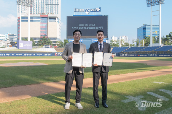 이진만 NC 다이노스 대표이사와 주건범 네이버 스포츠 리더(이상 왼쪽부터)가 7일 창원 NC파크에서 열린 스포츠 마케팅 파트너십 계약을 맺은 뒤 기념촬영하고 있다. [사진=NC 다이노스]