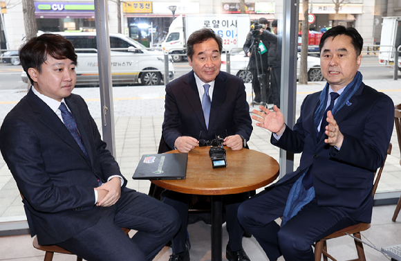  이낙연 개혁신당 공동대표(가운데)와 이준석 개혁신당 공동대표(왼쪽), 김종민 개혁신당 최고위원이 1월 14일 서울 영등포구 여의도 한 카페에서 티타임 회동을 하고 있다. [사진=뉴시스]