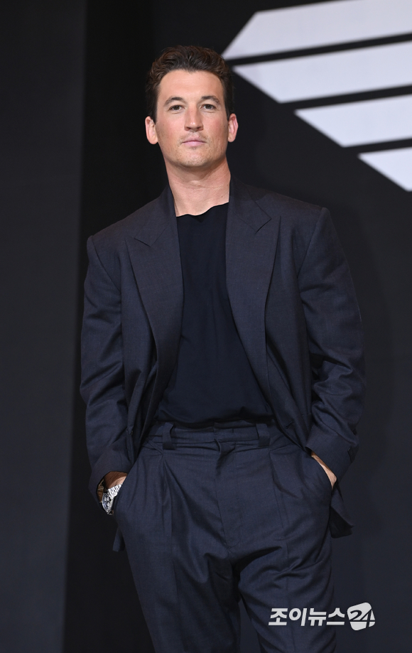 할리우드 배우 마일즈 텔러가 20일 서울 송파구 잠실동 롯데호텔월드 크리스탈볼룸에서 열린 영화 '탑건: 매버릭'(감독 조셉 코신스키) 프레스 컨퍼런스에 참석해 포토타임을 갖고 있다. [사진=정소희 기자]