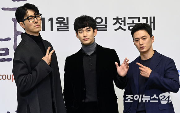 배우 차승원, 김수현, 김성규(왼쪽부터)가 26일 오후 서울 영등포구 여의도동 콘래드 호텔에서 진행된 쿠팡플레이 시리즈 '어느 날' 제작발표회에 참석해 포즈를 취하고 있다. [사진=김성진 기자]