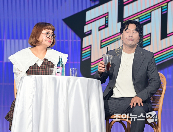 코미디언 조수연과 신윤승이 1일 오후 서울 영등포 여의도 KBS 별관에서 열린 KBS 2TV '개그콘서트' 기자간담회에 참석해 코너를 시연하고 있다. [사진=정소희 기자]