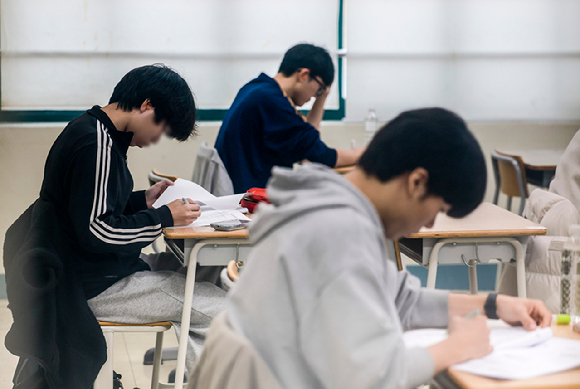  2026학년도 대학수학능력시험의 필적 확인 문구가 "초록 물결이 톡톡 튀는 젊음처럼"이다. 사진은 2026년 수능 국어 시험지. [사진=연합뉴스]