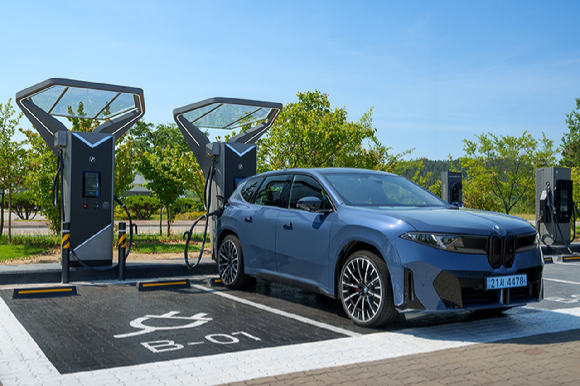 BMW 그룹 코리아가 전기차 소유주들의 충전 편의성을 극대화하기 위해 국내 최초로 공용 '400kW 초급속 충전기'를 설치하고 본격적인 운영을 시작한다. [사진=BMW 그룹 코리아]