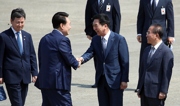 4박 6일 일정으로 프랑스·베트남 순방에 나선 윤석열 대통령이 지난 19일 경기도 성남 서울공항에서 공군 1호기 탑승에 앞서 김기현 국민의힘 대표(오른쪽)와 악수하고 있다. [사진=뉴시스]