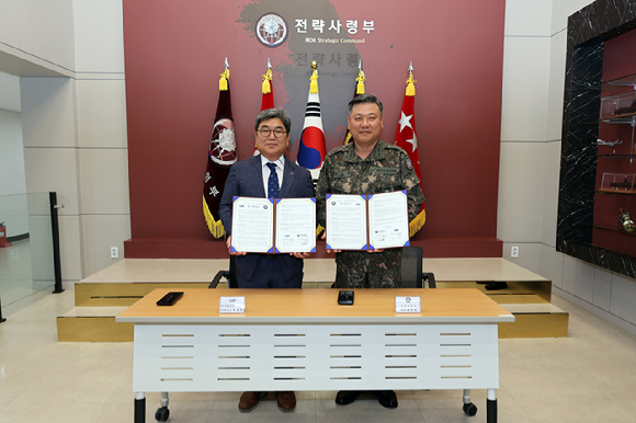 최종원 KAI 전략본부장(왼쪽)과 박재열 전략사령관이 MOU를 체결하고 있다. [사진=KAI]