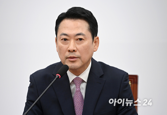 국민의힘 곽규택, 박충권 의원이 24일 서울 여의도 국회 의안과에 국무위원(통일부장관 정동영) 해임건의안을 제출하고 있다. [사진=곽영래 기자]