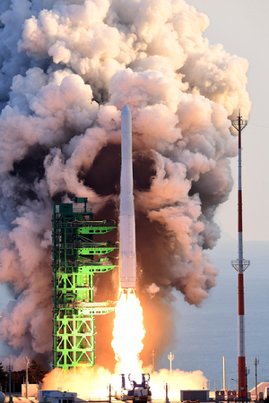 지난 10월 21일 전남 고흥군 나로우주센터 제2발사대에서 발사된 한국형 발사체 누리호(KSLV-ll)가 우주를 향해 비행하고 있다. [사진=한국항공우주연구원]