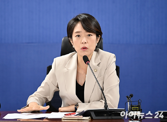 고민정 더불어민주당 과학기술정보방송통신위원회 위원이 27일 오전 서울 여의도 국회 의원회관에서 열린 더불어민주당 과방위원 방송현안 간담회에서 발언하고 있다. [사진=곽영래 기자]