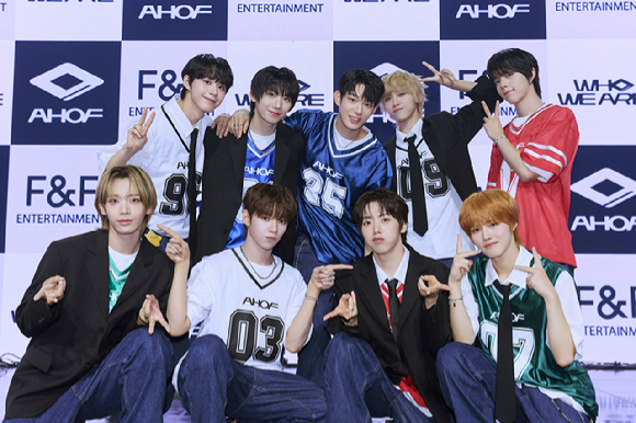 그룹 아홉(장슈아이보 박한 서정우 제이엘 스티븐 즈언 차웅기 박주원 다이스케)가 1일 서울 광진구 예스24 라이브홀에서 열린 첫 미니앨범 '후 위 아' 쇼케이스에서 포즈를 취하고 있다. [사진=F&F엔터테인먼트]