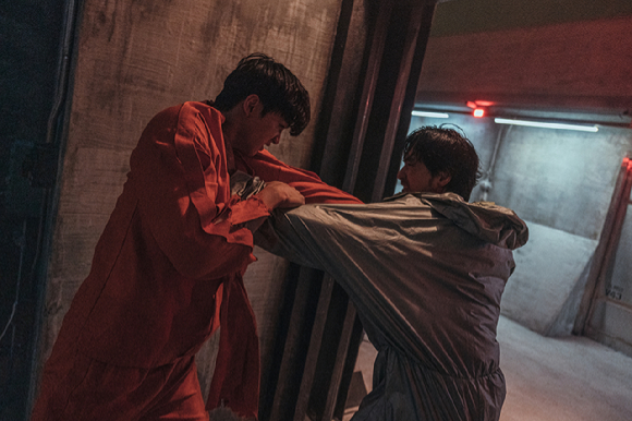 배우 송강과 이진욱이 넷플릭스 시리즈 '스위트홈' 시즌2에서 열연을 펼치고 있다. [사진=넷플릭스]