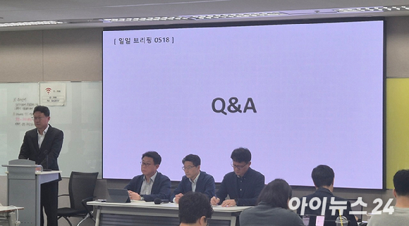 홍승태 SK텔레콤 고객가치혁신실장, 임봉호 MNO사업부장, 류정환 네트워크인프라센터장이 18일 서울 삼화타워에서 열린 'SKT 일일 브리핑'에서 질문에 답하고 있다 [사진=서효빈 기자]