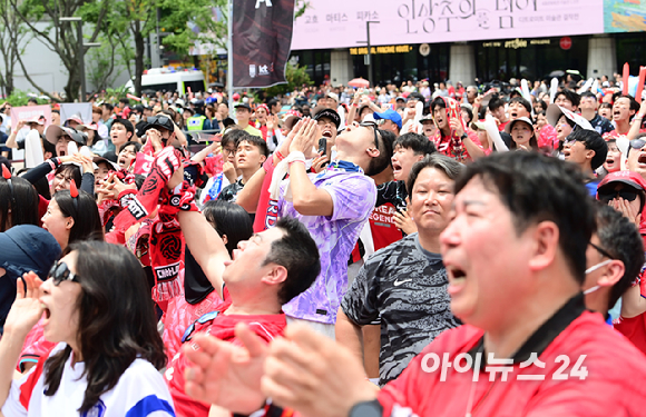 2026 북중미 월드컵 조별리그 A조 2차전 대한민국 대 멕시코의 경기가 0-1 한국의 패배로 끝났다. 19일 서울 종로구 광화문광장에 거리응원을 나선 시민들이 모습들. [사진=정소희 기자]