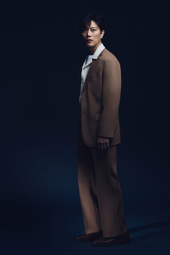 배우 박희순이 넷플릭스 시리즈 '선산' 인터뷰에 앞서 포즈를 취하고 있다. [사진=넷플릭스]