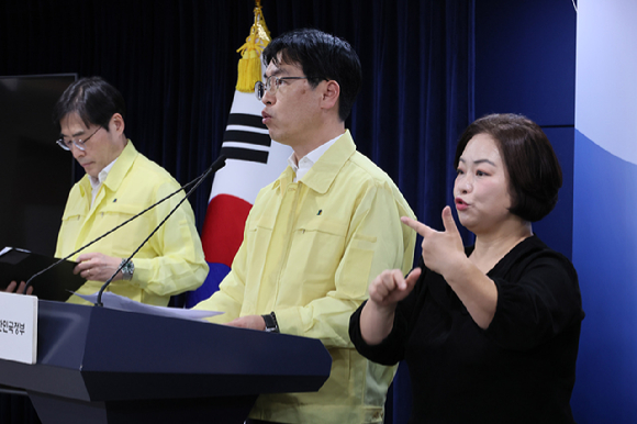지난달 27일 서울 시내 한 지하철역에 설치된 무인민원발급기에서 한 시민이 서류가 발급되지 않아 '자료 수신 중입니다'라는 문구가 나오는 화면을 바라보고 있다. [사진=연합뉴스]