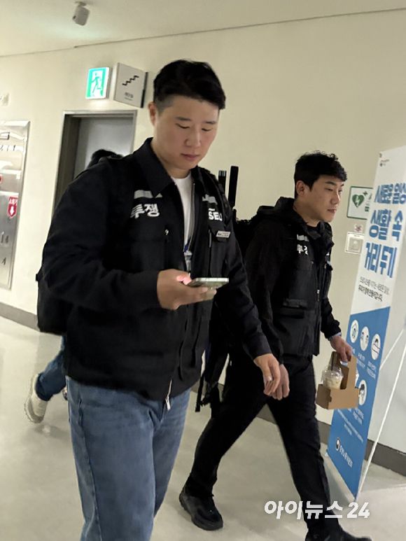 최승호(왼쪽부터) 삼성전자 초기업노조 위원장과 이송이 부위원장. [사진=권서아 기자]
