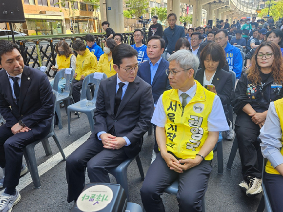 정원오 더불어민주당 서울시장 후보가 22일 서울 광진구 지하철 2호선 구의역에서 열린 구의역 참사 10주기 추모문화제에 앞서 9-4 승강장 스크린도어 참사 현장에 헌화를 하고 있다. [사진=홍성효 기자]