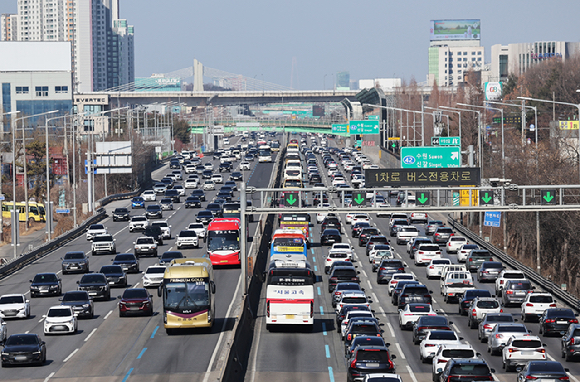 설 연휴 마지막 날인 18일 경기도 용인시 경부고속도로 수원신갈IC 부근 서울방향(오른쪽)이 정체되고 있다. 2026.2.18 [사진=연합뉴스]