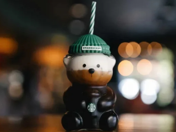 미국 스타벅스가 연말 한정으로 내놓은 '곰 모양 유리컵'이 폭발적인 관심을 끌고 있다. 사진은 해당 컵. [사진=X 갈무리]