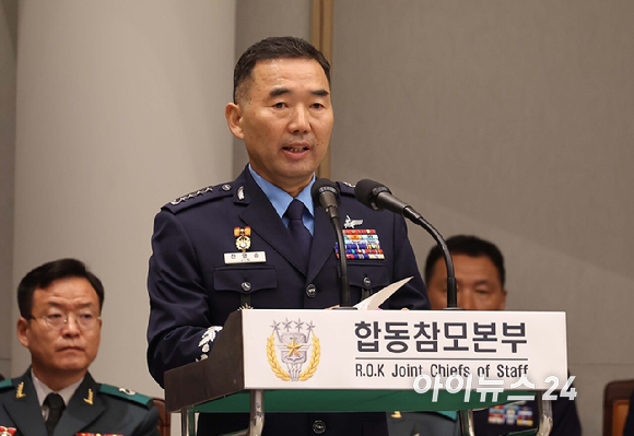 진영승 합동참모의장이 8일 오전 서울 용산구 국방부에서 열린 국회 국방위원회의 합동참모본부에 대한 국정감사에서 업무 보고를 하고 있다. [사진=국회사진기자단 ]