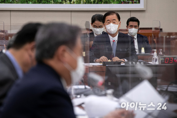 정의용 외교부 장관이 25일 오후 서울 여의도 국회에서 열린 러시아-우크라이나 사태 관련 외교통일위원회 전체회의에서 현안 질의에 대해 답변 하고 있다. [사진=김성진 기자]