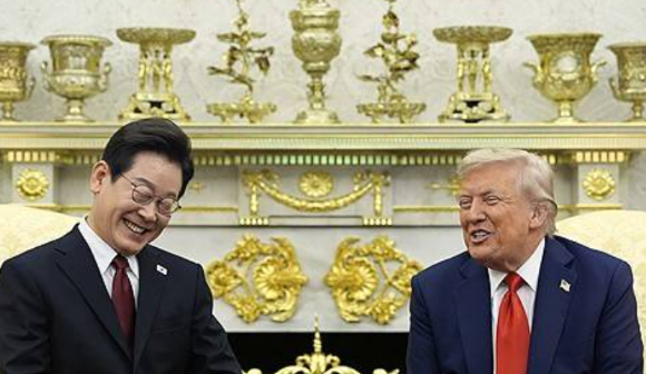 미국 백악관에서 25일(현지시간) 열린 이재명 대통령과 도널드 트럼프 미국 대통령 간 정상회담을 두고 주요 외신들로부터 긍정적인 평가가 나왔다. [사진=로이터/연합뉴스]