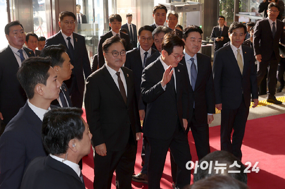 이재명 대통령이 4일 2026년도 정부 예산안에 대한 시정연설을 하기 위해 서울 여의도 국회를 방문해 국민의힘 의원들의 피켓시위를 받으며 환담장으로 향하고 있다. [사진=국회사진기자단]
