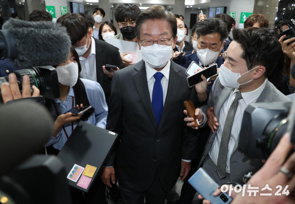 이재명 더불어민주당 총괄선거대책위원장이 1일 오후 서울 여의도 국회 의원회관에 마련된 개표상황실에서 개표 방송을 확인 한 후 취재진의 질문을 받으며 굳은 표정으로 자리를 나서고 있다. [사진=김성진 기자]