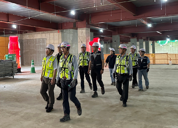임재욱 SK에코플랜트 CSO(최고안전책임자, 왼쪽 첫번째)가 현장을 방문해 작업장 안전관리실태와 온열질환 예방활동 이행상태를 점검하고 있다. [사진=SK에코플랜트]