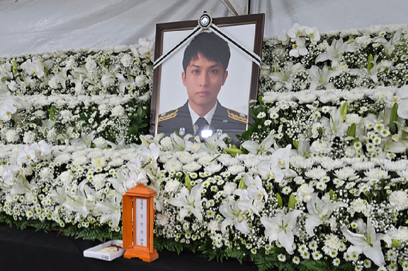 추미애 경기도지사의 '소방 재정 빨대' 발언 파문 중 부천 화재 현장에서 故 김진석 소방위가 순직한 가운데, 한 소방관의 68초짜리 추모 영상이 주목받고 있다. [사진=유튜브 '소방관 삼촌']