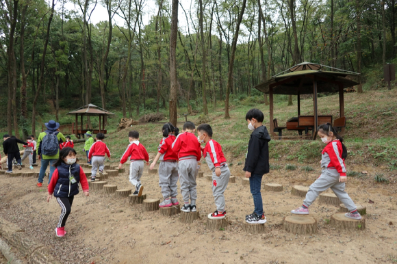 사진은 상당산성 자연휴양림 유아숲길체험 장면. [사진=산림청/국립자연휴양림관리소]