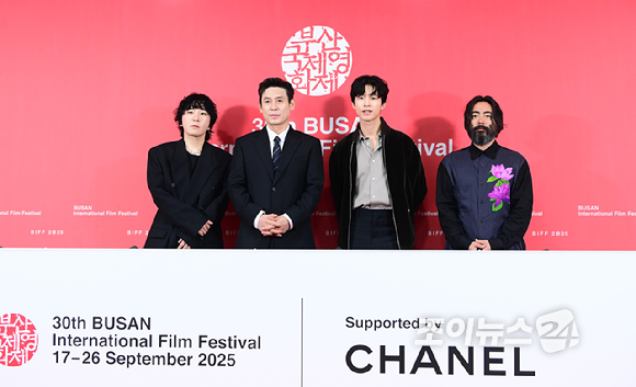 변성현 감독-배우 설경구-홍경-야마다 타카유키가 19일 오전 부산광역시 해운대구 우동 영화의 전당에서 열린 제30회 부산국제영화제(BIFF) 영화 '굿뉴스' 갈라 프레젠테테이션 기자회견에 참석하고 있다. [사진=정소희 기자]
