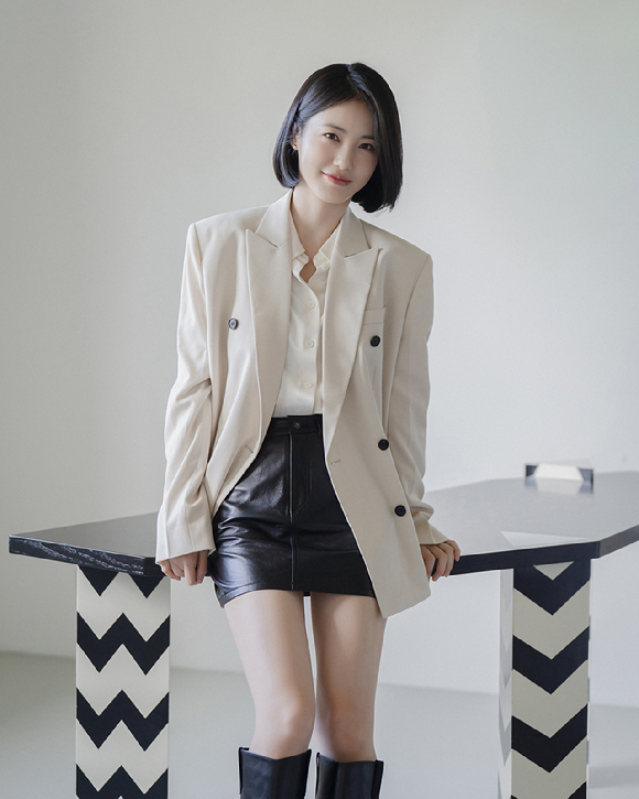 배우 신예은이 JTBC 토일드라마 '백년의 추억' 인터뷰에 앞서 포즈를 취하고 있다. [사진=앤피오]