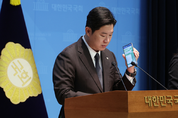 국민의힘 진종오 의원이 30일 서울 여의도 국회 소통관에서 더불어민주당의 특정종교단체 신도를 동원한 권리당원 조작 시도 의혹을 폭로하며 제보 통화 녹취를 공개하고 있다. [사진=연합뉴스]